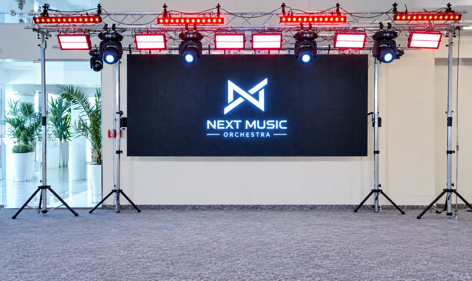 Perete LED și lumini de scenă cu sigla Next Music Orchestra